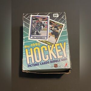 1990 Topps Hockey Picture Cards Bubble Gum Full Sealed Cards Opened/Damaged Box.